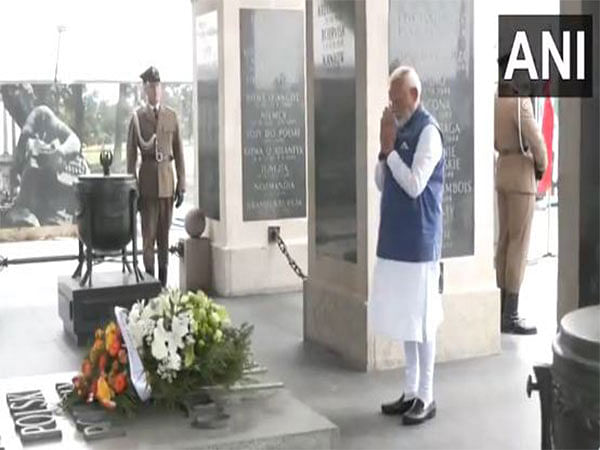 PM Modi lays wreath at Tomb of the Unknown Soldier in Warsaw