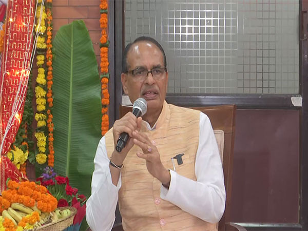 Shivraj Singh Chouhan meets Maharashtra soyabean farmers to solve pending insurance problems 