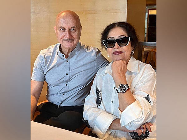Anupam, Kirron Kher celebrate their 39th anniversary with special posts 