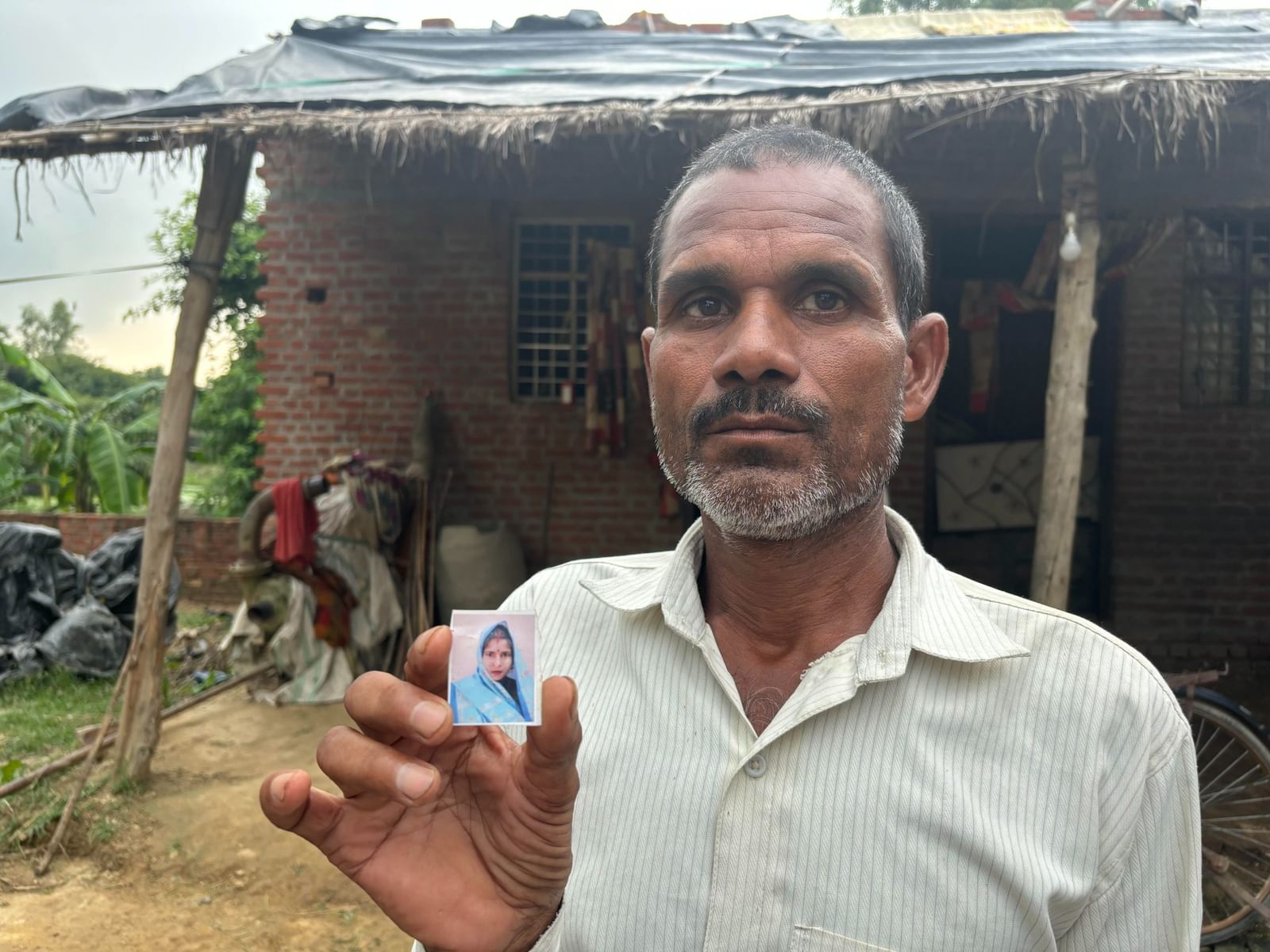 Sompal holds a picture of his deceased wife, Anita Devi | Bismee Taskin | ThePrint