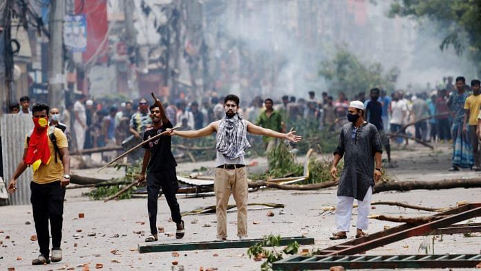 File photo of protesters clashing with Border Guard Bangladesh and the police during anti-quota protests by students in Dhaka in July 2024 | Photo: REUTERS/Mohammad Ponir Hossain