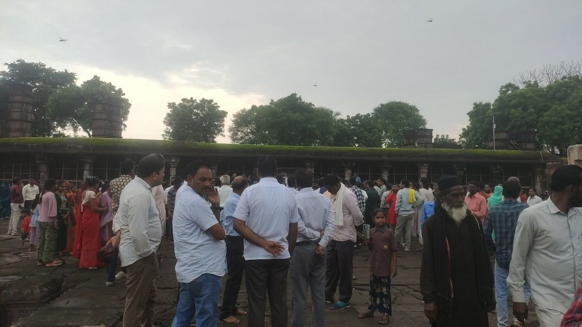 Crowd assembled outside gated portion of Bijamandal complex | Iram Siddique | ThePrint