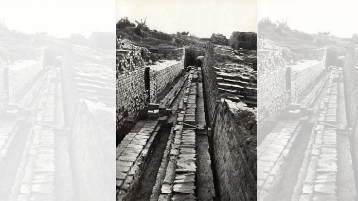 Drain at Mohenjodaro | Sir Mortimer Wheeler, From Early India and Pakistan to Ashoka, London, Thames and Hudson 1959