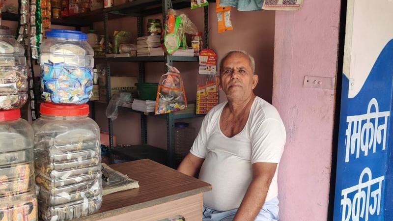 आठ साल पहले रेलवे से रिटायर हुए बनवारीलाल मीणा अब नयाबास में राशन की दुकान चलाते हैं. उनका बेटा भीलवाड़ा में सरकारी शिक्षक है | फोटो: कृष्ण मुरारी/दिप्रिंट