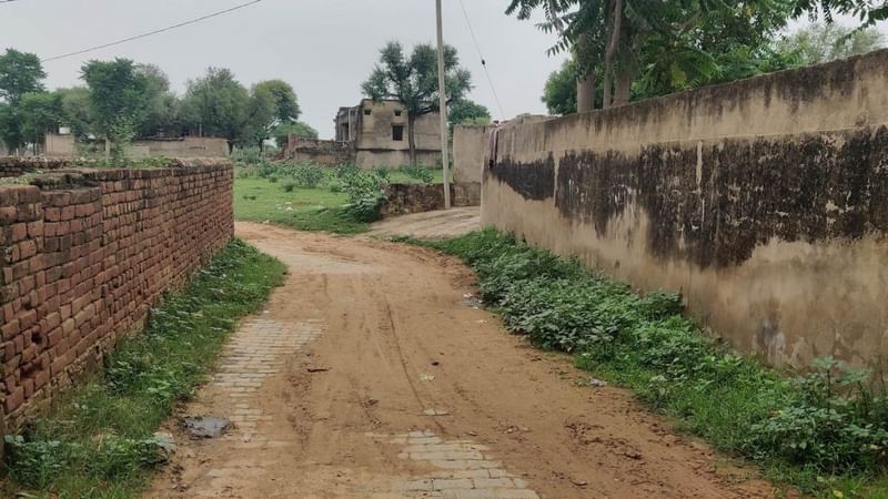 अधिकारियों के गांव के सरनेम के बावजूद, नयाबास अभी भी खराब सड़कों और अपर्याप्त स्वास्थ्य सुविधाओं से जूझ रहा है | फोटो: कृष्ण मुरारी/दिप्रिंट