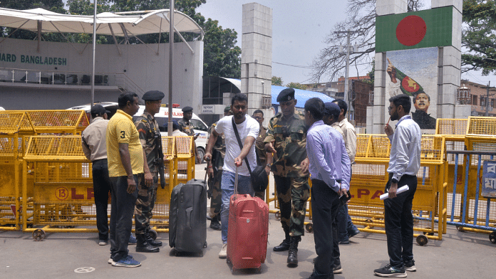 BSF personnel stand guard as Bangladesh citizens arrive at the Petrapol checkpoint in North 24 Parganas on Tuesday | Representational image | ANI file photo