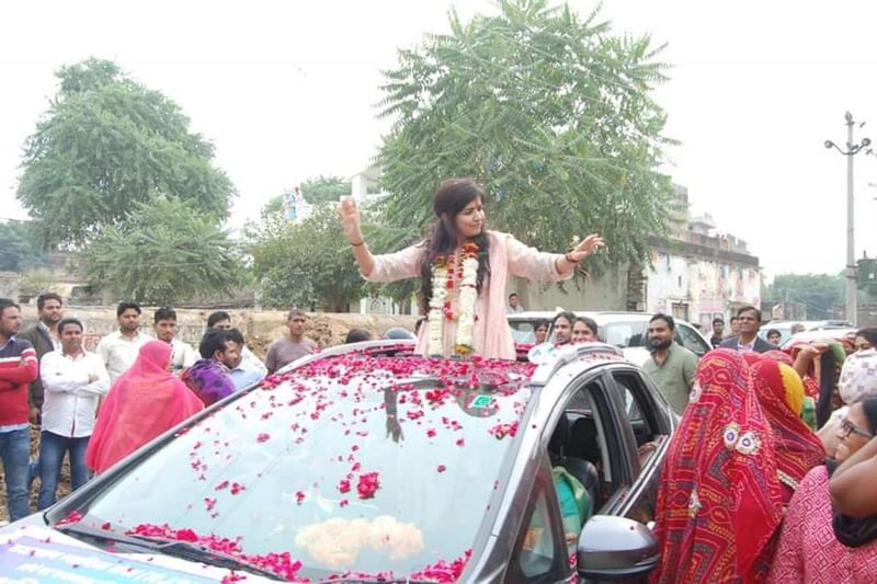 अभिलाषा ज़ेफ जज के रूप में चुने जाने के बाद नयाबास में मशहूर हो गईं | फोटो: फेसबुक/@श्रवण प्रधान नयाबास