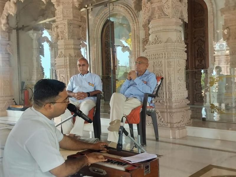गुजरात के आणंद में अनुपम मिशन मंदिर में भक्ति गीत बजाए जा रहे हैं | फोटो: शुभांगी मिश्रा/दिप्रिंट