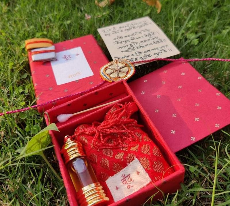 बूंद परफ्यूम शायरी के स्पर्श के साथ सुंदर पैकेजिंग में आते हैं | फोटो: स्पेशल अरेंजमेंट