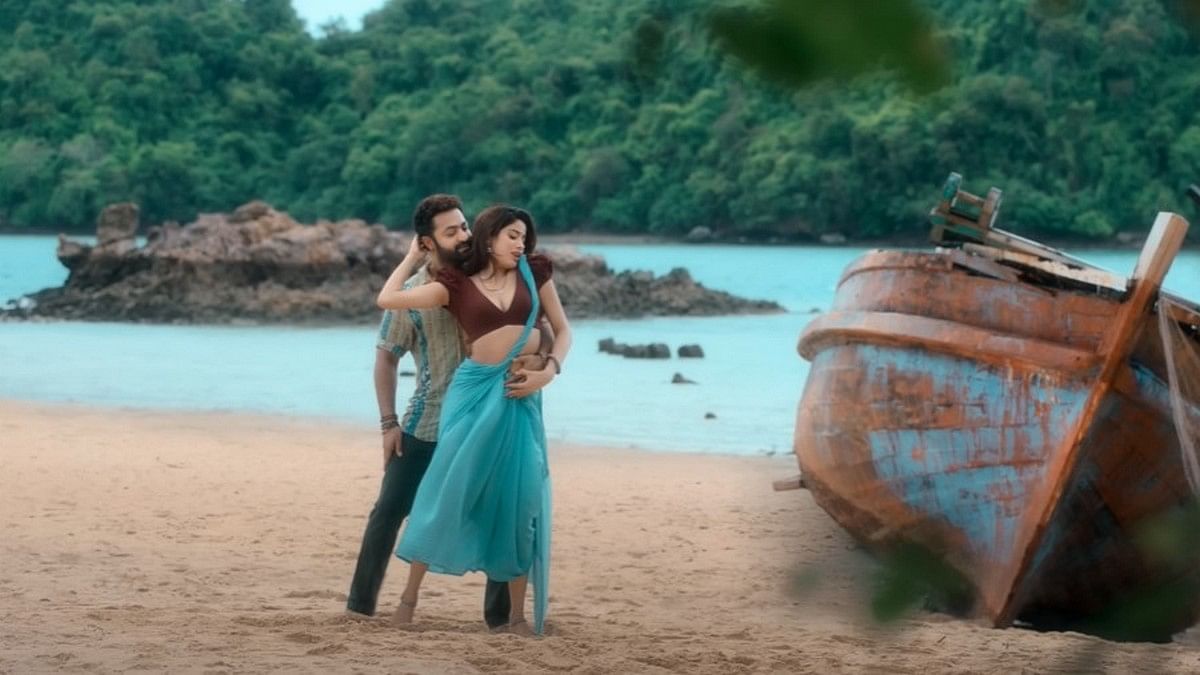 The navel is making a comeback. Janhvi Kapoors Devara song not the 90s we  want to return to