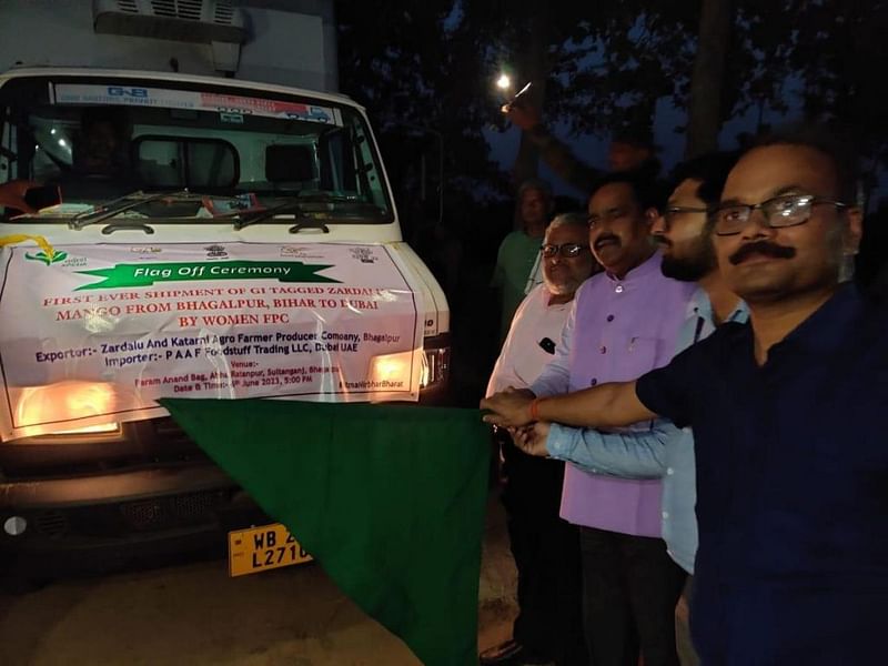 पिछले साल दुबई जाने वाले जर्दालू आमों की एक खेप | फोटो: एक्स/@DoC_GoI