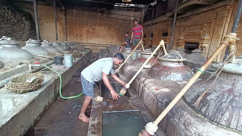 कन्नौज का इत्र डेग-भपका (हाइड्रो-डिस्टिलेशन) तकनीक का उपयोग करके बनाया जाता है, जो सदियों पुरानी विधि है | फोटो: कृष्ण मुरारी/दिप्रिंट