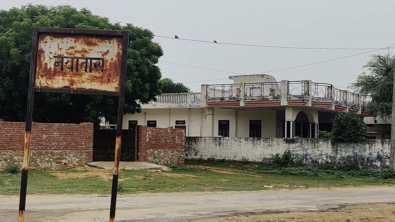 नयाबास में कई अच्छे घर हैं, लेकिन कुछ बुनियादी ढांचे जंग खाए हुए हैं | फोटो: कृष्ण मुरारी/दिप्रिंट