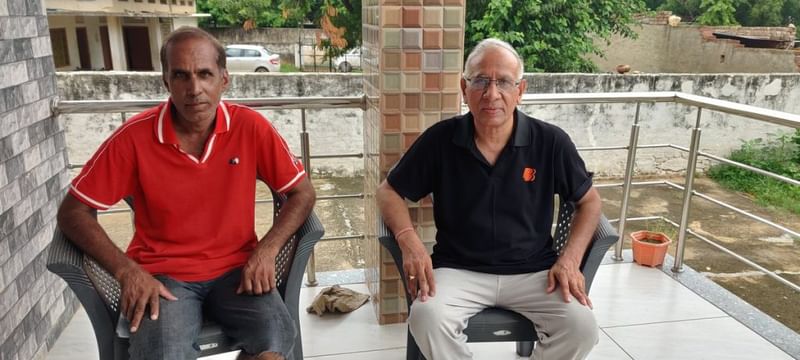 नयाबास के पहली पीढ़ी के सरकारी कर्मचारी एसआर मीणा (दाएं) ONGC से महाप्रबंधक के पद से सेवानिवृत्त हुए | फोटो: कृष्ण मुरारी/दिप्रिंट