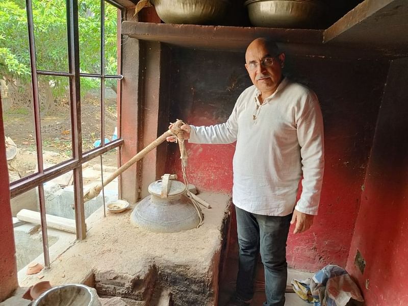 प्रवीण टंडन ने बूंद नाम से इत्र ब्रांड शुरू किया है. वे खुशबू बनाने के लिए पारंपरिक तरीकों का इस्तेमाल करते हैं | फोटो: कृष्ण मुरारी/दिप्रिंट