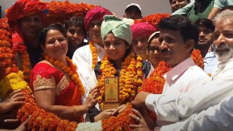 पिछले साल इंडो-नेपाल ताइक्वांडो चैंपियनशिप में स्वर्ण जीतने के बाद सलोनी मीणा का हीरो की तरह स्वागत | यूट्यूब/स्क्रीनग्रैब