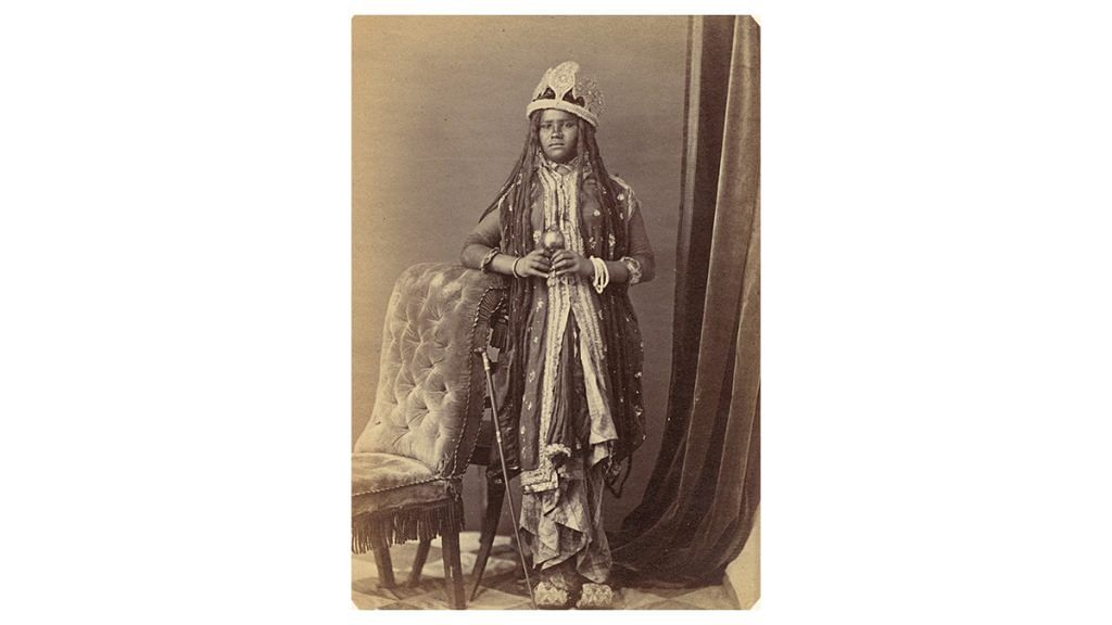 Subuz-Purree of the Indur Subha. Dancing girl of the Oudh Court of Lucknow, The Beauties of Lucknow, Plate. 18, Darohah Abbas Ali, Kolkata, India, 1874. Image courtesy of The New York Public Library, and Wikimedia Commons 