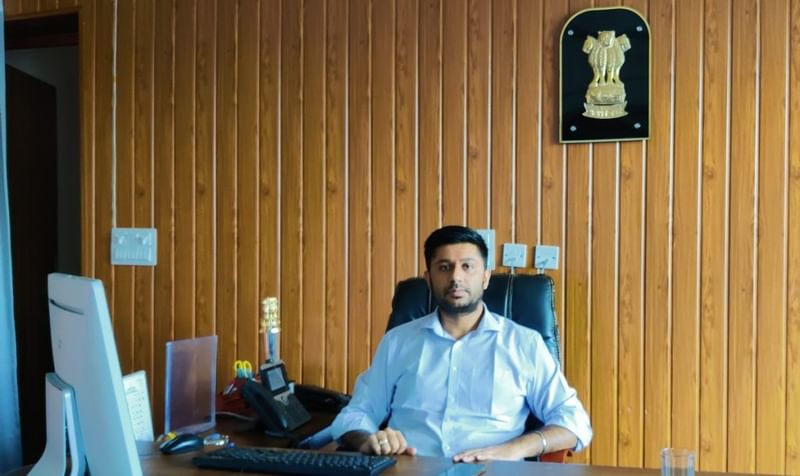 पिछले साल उदयपुर से अलग होकर बने नए सलूंबर जिले के जिला मजिस्ट्रेट जसमीत सिंह संधू | फोटो: कृष्ण मुरारी/दिप्रिंट