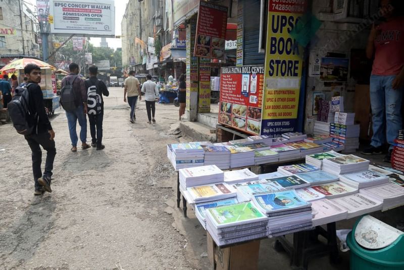 मुखर्जी नगर में ज़्यादातर व्यवसाय छात्रों की ज़रूरतों को पूरा करने के लिए बनाए गए हैं, सस्ते खाने से लेकर यूपीएससी की पाठ्यपुस्तकों तक | सूरज सिंह बिष्ट | दिप्रिंट