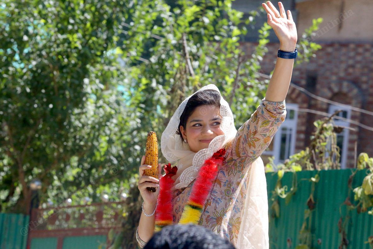 Mehbooba Mufti's daughter Iltija Mufti waving to people gathered while campaigning in Bijbehara | Praveen Jain | ThePrint