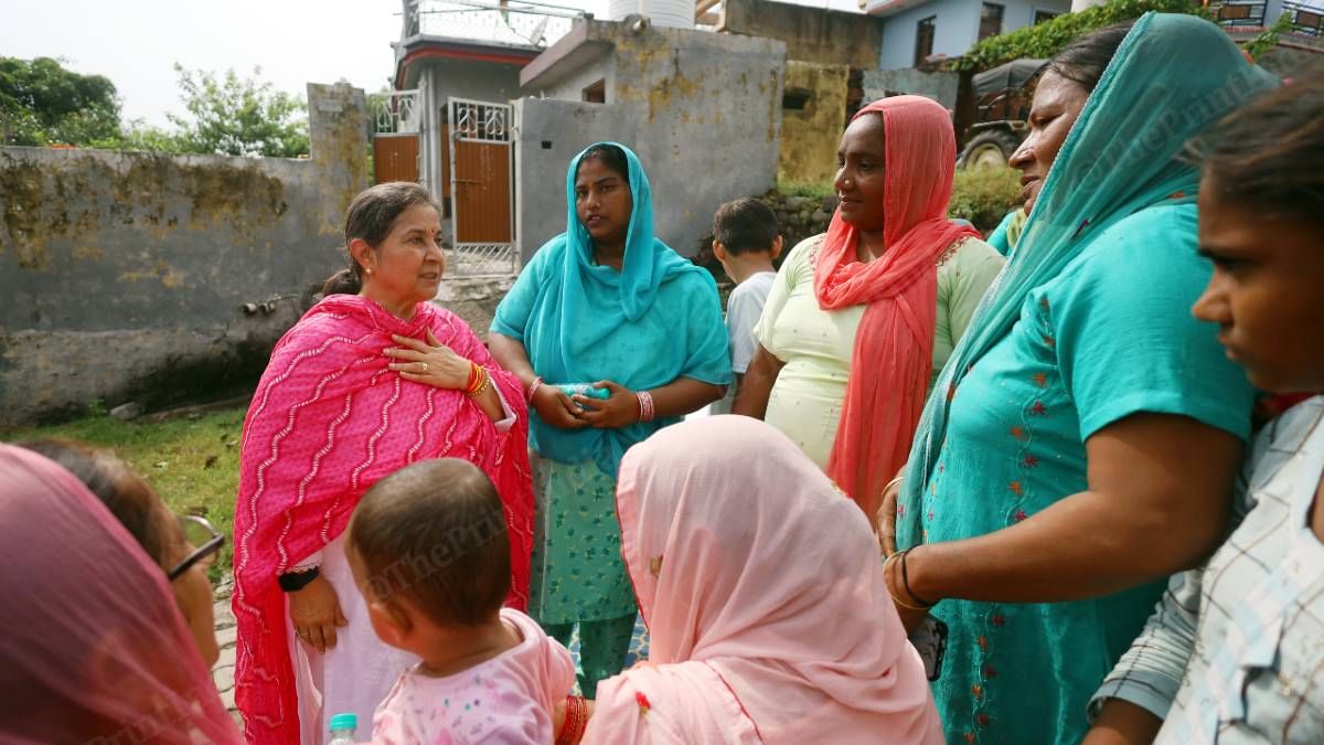 शर्मा दीवानपुर में महिला मतदाताओं से बात करती हुईं | मनीषा मोंडल/दिप्रिंट