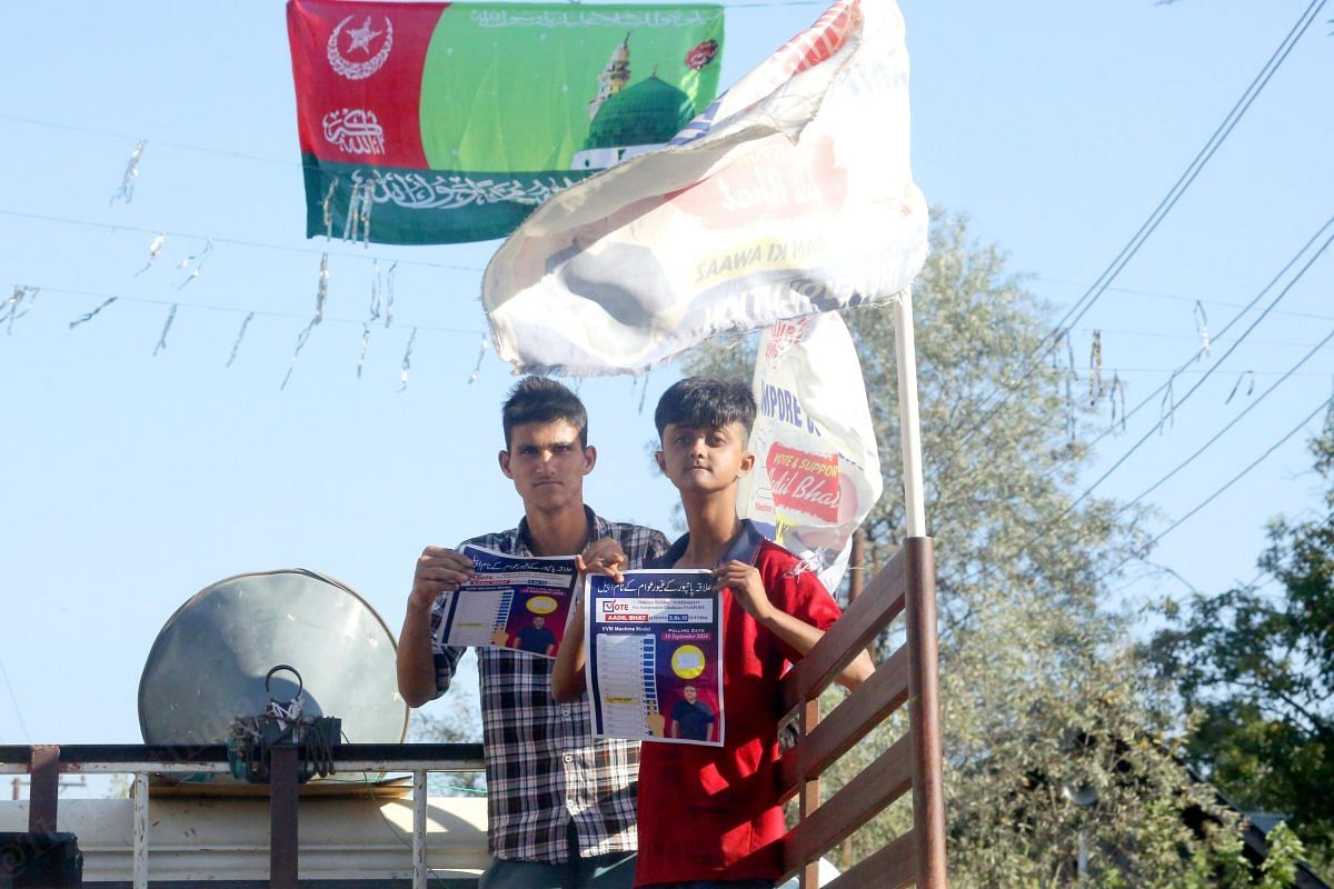 Supporters campaigning for Aadil Rashid Bhat, an Independent contesting from Pulwama's Pampore | Praveen Jain | ThePrint