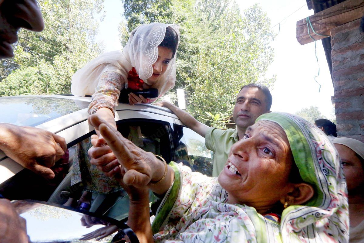 Iltija Mufti shaking hands with her supporters | Praveen Jain | ThePrint