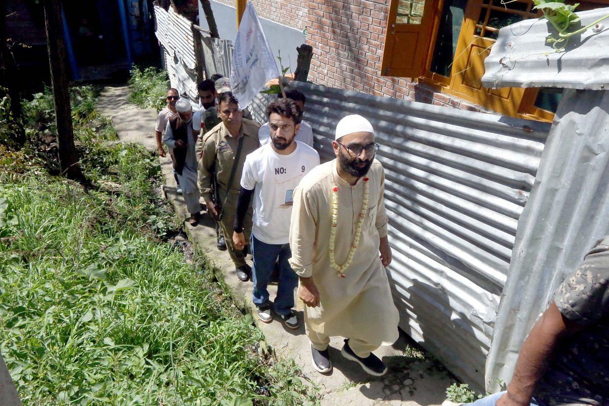 Sayar Ahmad Reshi, an Independent being backed by banned fundamentalist outfit Jamaat-e-Islami, campaigning in Kulgam | Praveen Jain | ThePrint