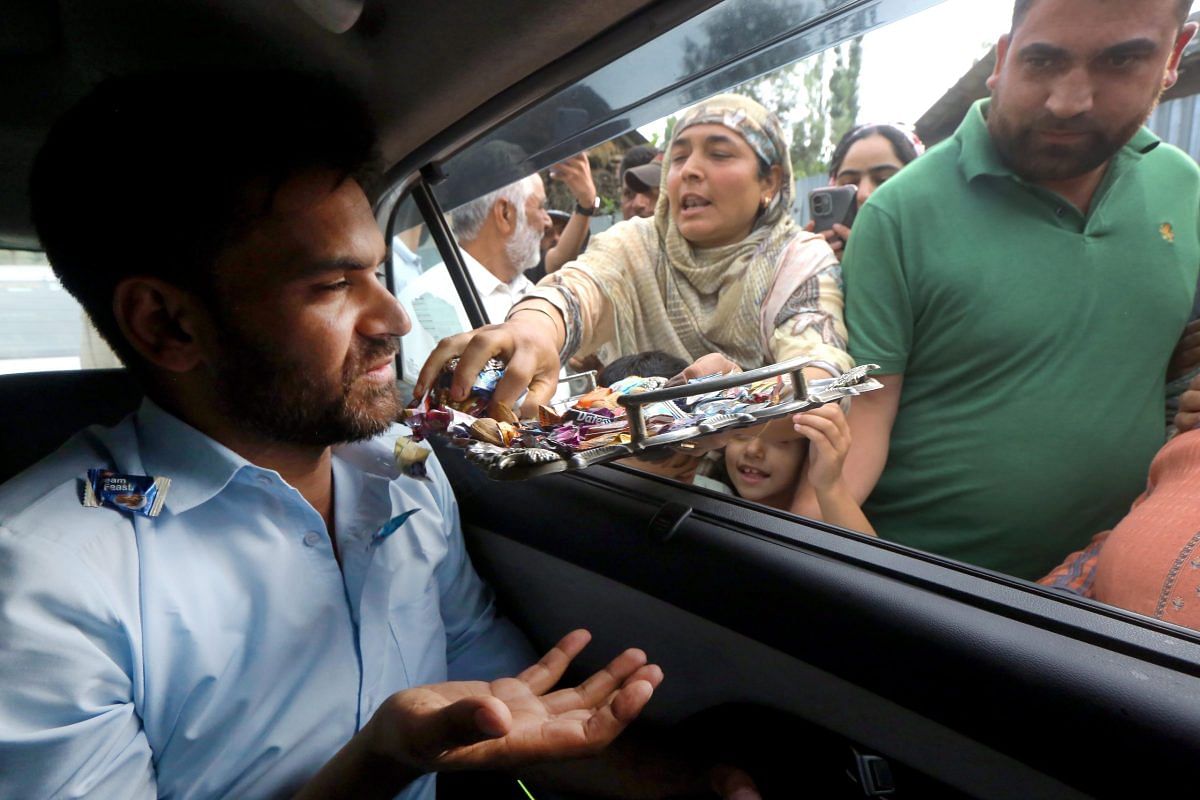 A woman welcoming Waheed ur Rehman Para with sweets and candies | Praveen Jain | ThePrint