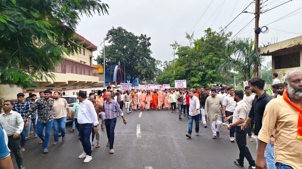 Members of Samast Hindu Samaj Ratlam started a protest Wednesday at Kalika Mata Mandir in Ratlam, demanding that their requests be met. 