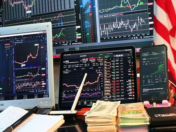 Indian stock indices log minor losses due to profit booking