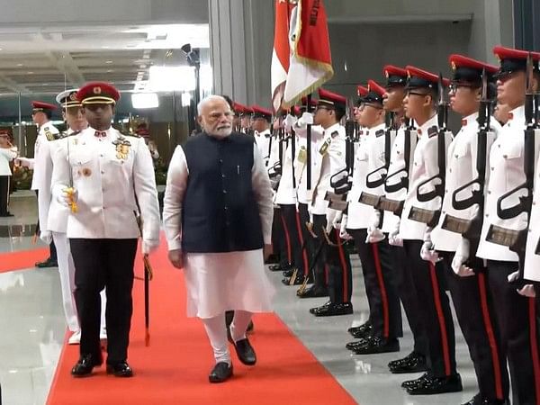 PM Modi receives ceremonial welcome at Singapore's Parliament House