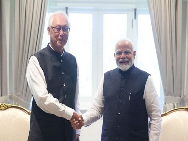 PM Narendra Modi greets Emeritus Senior Minister of Singapore Goh Chok Tong