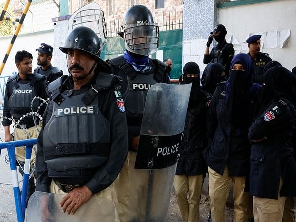 Pak: Karachi police suspends 18 cops over social media usage