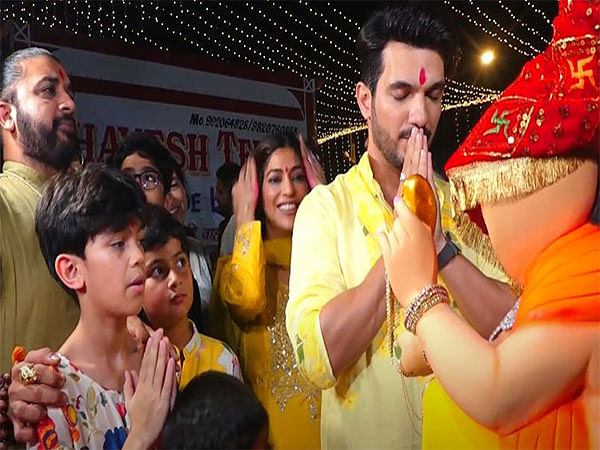 Ganesh Chaturthi: Arjun Bijlani brings home Bappa with dhol-nagadas