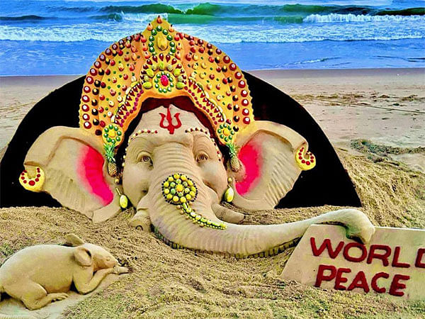 Sudarsan Pattnaik creates sand sculpture of Lord Ganesha on Puri beach with 20 types of fruits