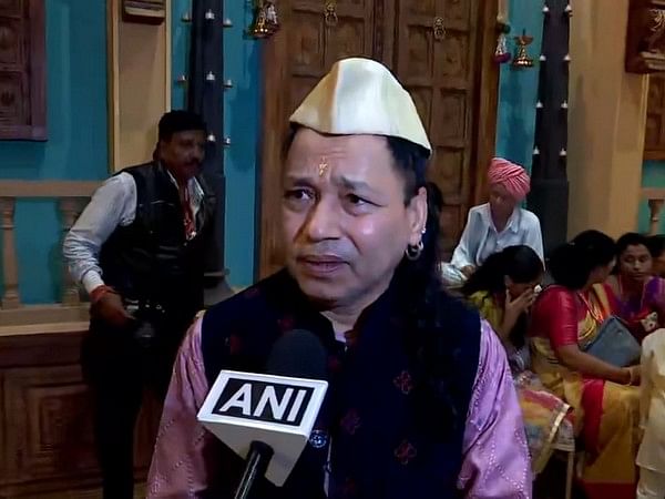 Ganesh Chaturthi: Singer-composer Kailash Kher performs pooja at Shrimant Bhausaheb Rangari Ganpati