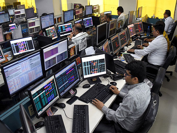 Despite decline in global markets, Indian markets open flat