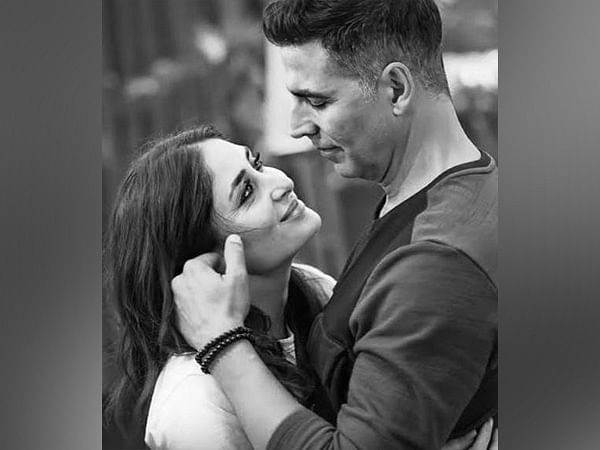 Kareena Kapoor Khan drops adorable pic with Akshay Kumar on his Birthday 