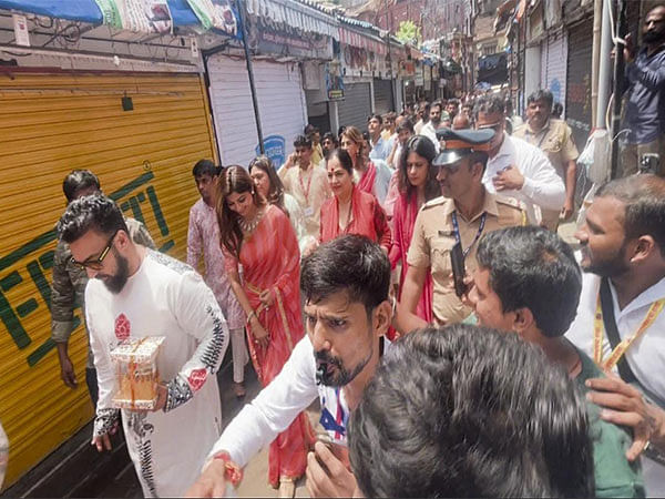 Shilpa Shetty visits Lalbaugcha Raja with hubby Raj Kundra, mum