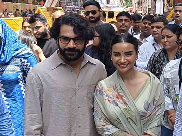 RajKummar Rao, Patralekhaa seek blessings at Lalbaugcha Raja