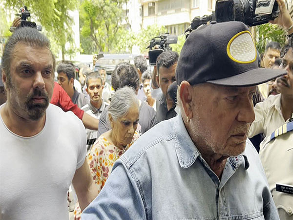 Salim Khan, Sohail Khan visit Malaika Arora after her father's death 