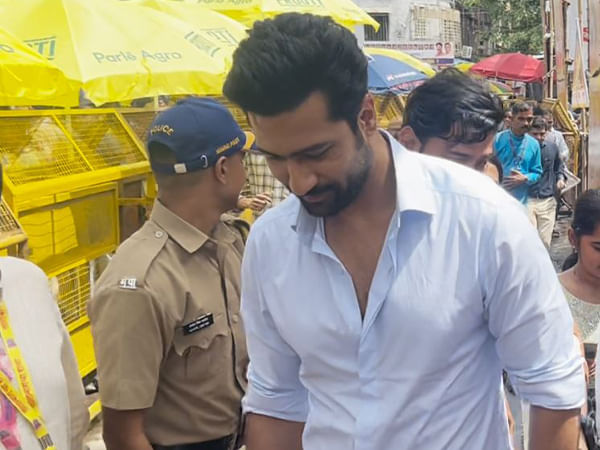 Vicky Kaushal seeks blessings at Mumbai's Lalbaugcha Raja