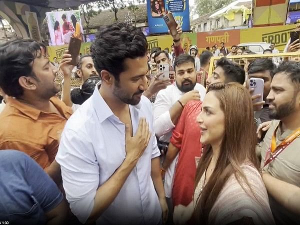 Esha Deol, Vicky Kaushal bump into each other at Lalbaugcha Raja, engage in conversation 