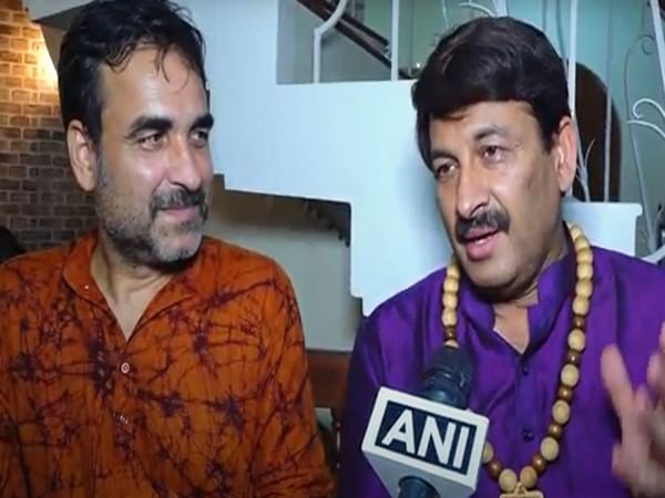 Manoj Tiwari visits Pankaj Tripathi's Mumbai home for Ganpati Darshan