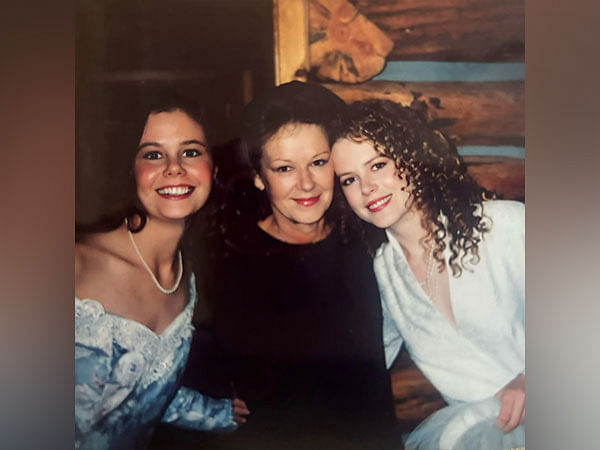 Nicole Kidman thanks fans for respecting her privacy after mother's death