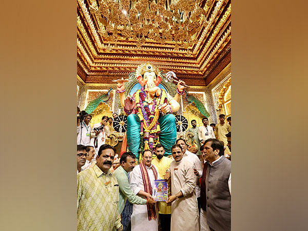 JP Nadda seeks blessings at Lalbaugcha Raja