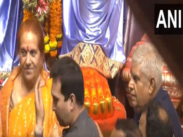 Vice-President Jagdeep Dhankhar visits Lalbaugcha Raja with his wife Sudesh Dhankhar