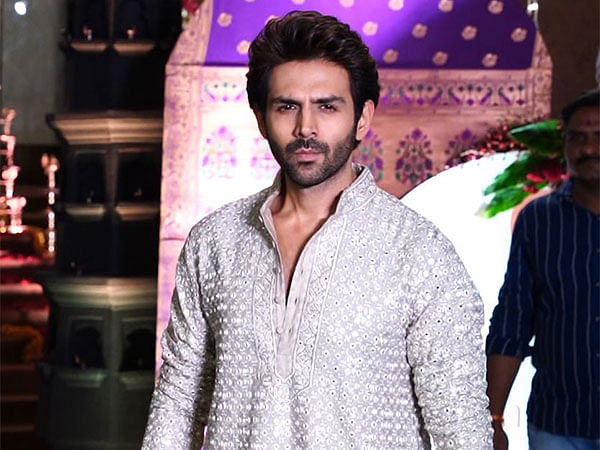 Kartik Aaryan slays desi look at Maharashtra CM Eknath Shinde's Ganesh Puja celebrations