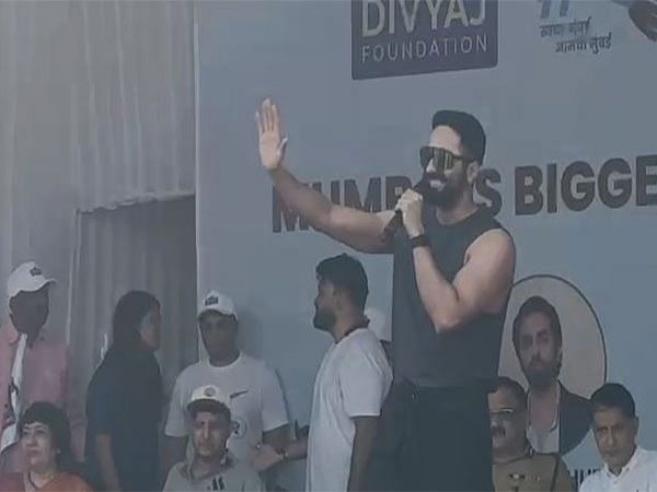 Ayushmann Khurrana, Amruta Fadnavis, Niranjan Hiranandani join beach clean-up drive at Versova after Ganesh Visarjan